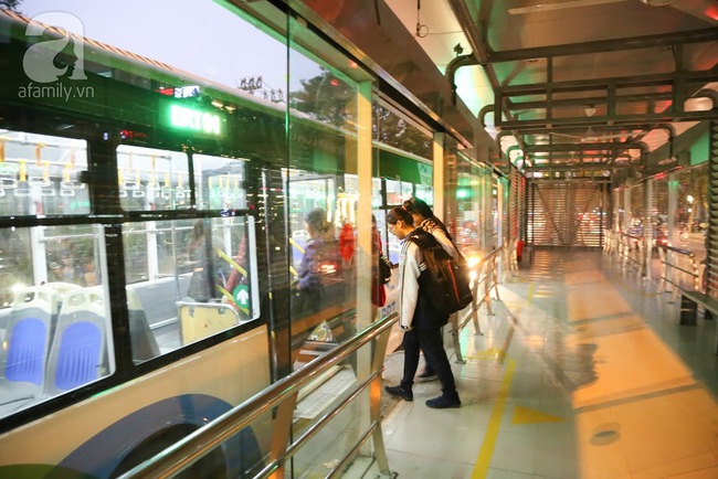 Trải nghiệm 1 chuyến bus BRT: Giờ cao điểm buýt nhanh chạy bằng buýt thường - Ảnh 19.