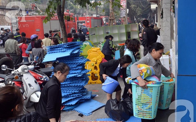 Hà Nội: Cháy trong bếp, cảnh sát phải phá cửa đưa chủ nhà ra ngoài - Ảnh 13.