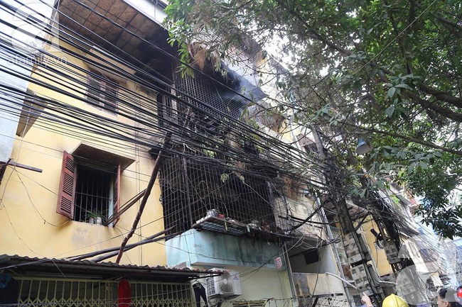 Hà Nội: Cháy trong bếp, cảnh sát phải phá cửa đưa chủ nhà ra ngoài - Ảnh 1.