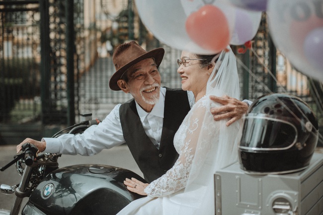 Bộ ảnh mối tình 50 năm gây sốt của cặp đôi nghệ sĩ già: Lần đầu mặc váy cô dâu ở tuổi thất thập - Ảnh 3.