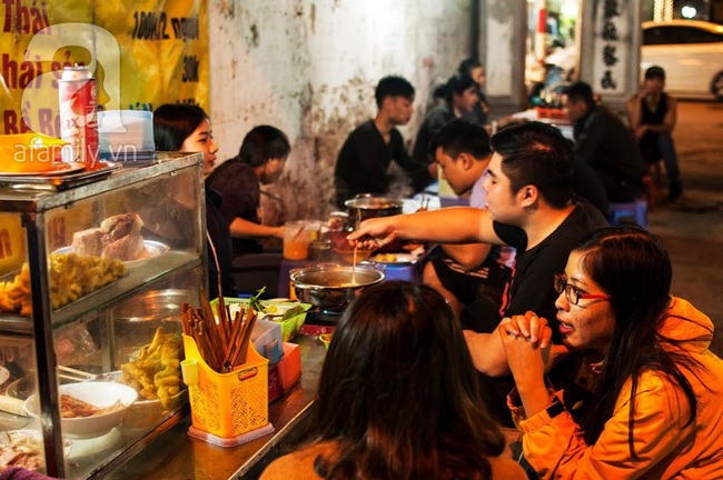 Cảnh bình dị trong con ngõ hợp tác xã ẩm thực đông đúc trên phố Bạch Mai của Hà Nội một ngày tháng Chạp - Ảnh 11.