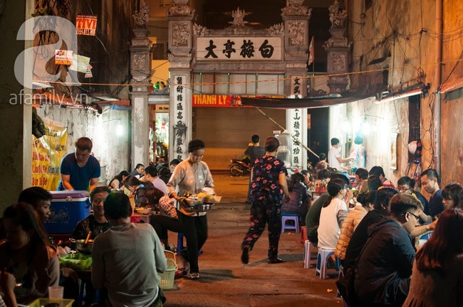 Cảnh bình dị trong con ngõ hợp tác xã ẩm thực đông đúc trên phố Bạch Mai của Hà Nội một ngày tháng Chạp - Ảnh 1.
