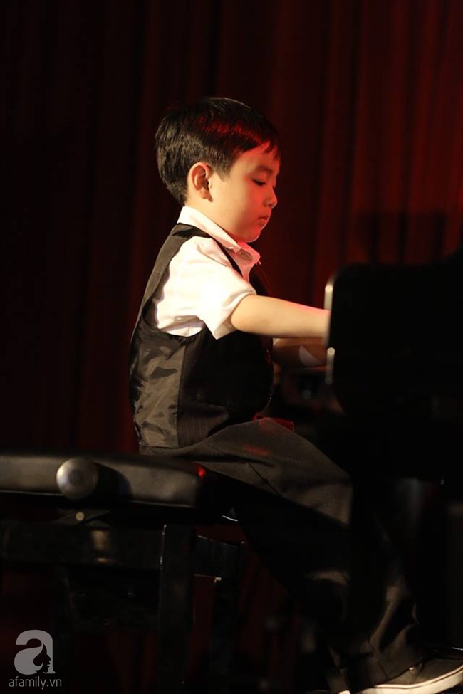 Hình ảnh đầu tiên của thần đồng 5 tuổi Evan Le trên sân khấu Việt Nam khiến nhiều người tự hào đến rơi lệ - Ảnh 4.