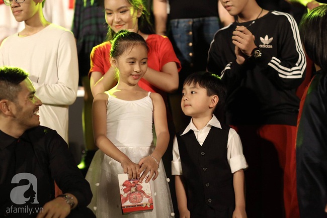 Hình ảnh đầu tiên của thần đồng 5 tuổi Evan Le trên sân khấu Việt Nam khiến nhiều người tự hào đến rơi lệ - Ảnh 7.