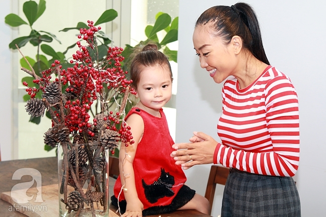 Tiểu thư nhà Đoan Trang đáng yêu cùng mẹ vui đùa trong ngày Giáng sinh - Ảnh 2.