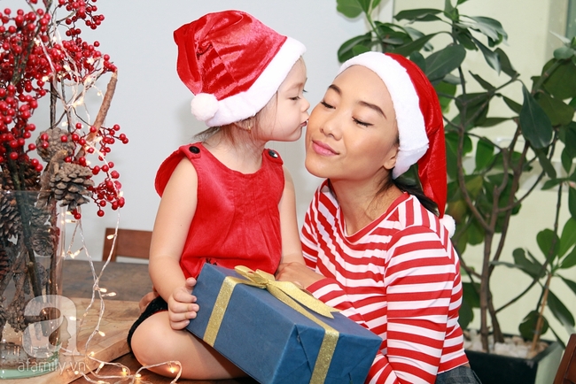 Tiểu thư nhà Đoan Trang đáng yêu cùng mẹ vui đùa trong ngày Giáng sinh - Ảnh 8.