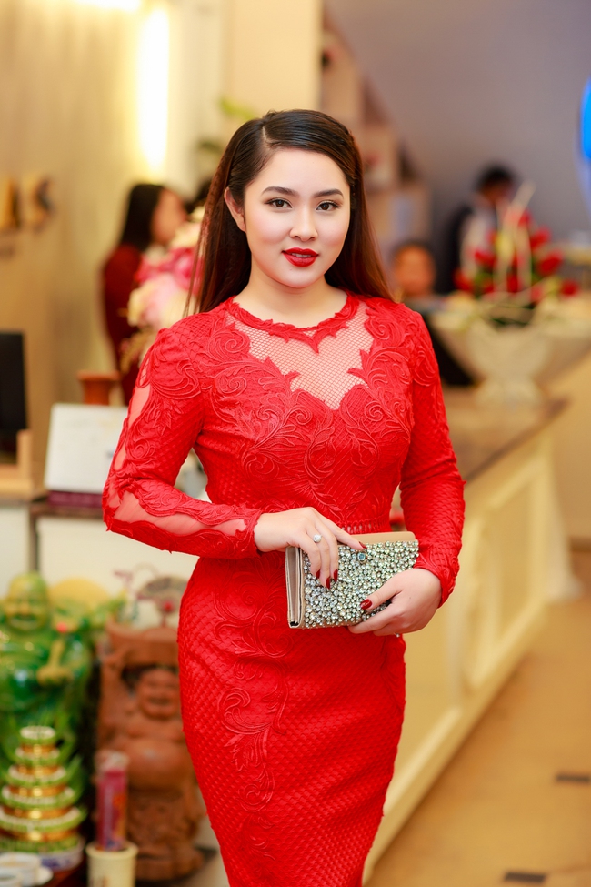 Hoa hậu Ngọc Hân điệu đà khoe vai trần gợi cảm  - Ảnh 5.