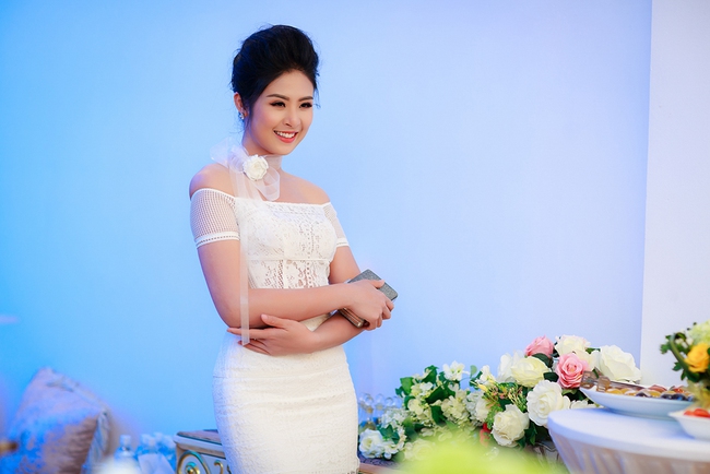 Hoa hậu Ngọc Hân điệu đà khoe vai trần gợi cảm  - Ảnh 2.