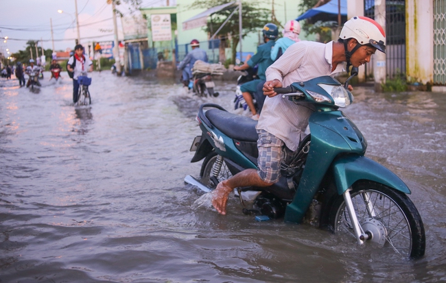 Triều cường dâng cao, người Sài Gòn lại bì bõm lội nước về nhà - Ảnh 3.