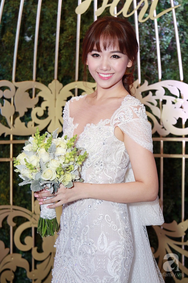 Trấn Th&agrave;nh đưa tay gạt nước mắt, Hari Won cười an ủi trong đ&aacute;m cưới cổ t&iacute;ch - Ảnh 18.