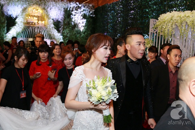 Trấn Th&agrave;nh đưa tay gạt nước mắt, Hari Won cười an ủi trong đ&aacute;m cưới cổ t&iacute;ch - Ảnh 13.