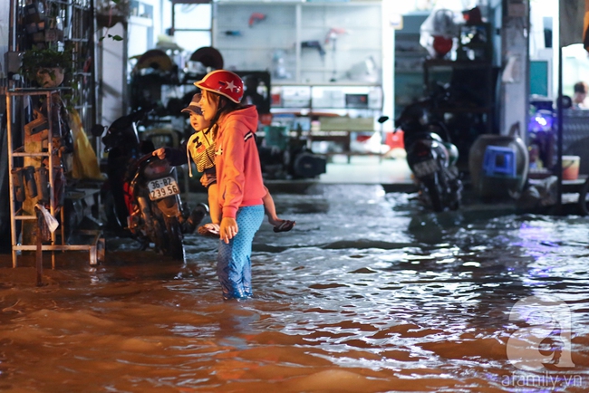 Triều cường dâng cao, người Sài Gòn lại bì bõm lội nước về nhà - Ảnh 14.