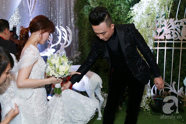 Trấn Th&agrave;nh đưa tay gạt nước mắt, Hari Won cười an ủi trong đ&aacute;m cưới cổ t&iacute;ch - Ảnh 14.