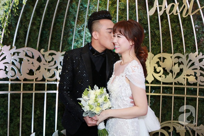 Trấn Th&agrave;nh đưa tay gạt nước mắt, Hari Won cười an ủi trong đ&aacute;m cưới cổ t&iacute;ch - Ảnh 16.