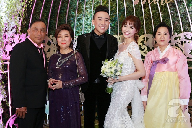Trấn Th&agrave;nh đưa tay gạt nước mắt, Hari Won cười an ủi trong đ&aacute;m cưới cổ t&iacute;ch - Ảnh 17.