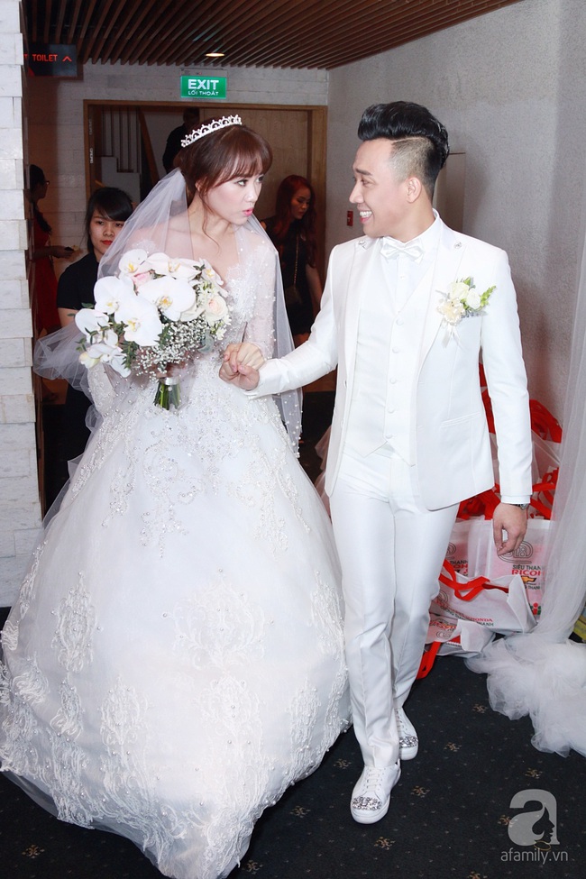 Trấn Th&agrave;nh đưa tay gạt nước mắt, Hari Won cười an ủi trong đ&aacute;m cưới cổ t&iacute;ch - Ảnh 2.