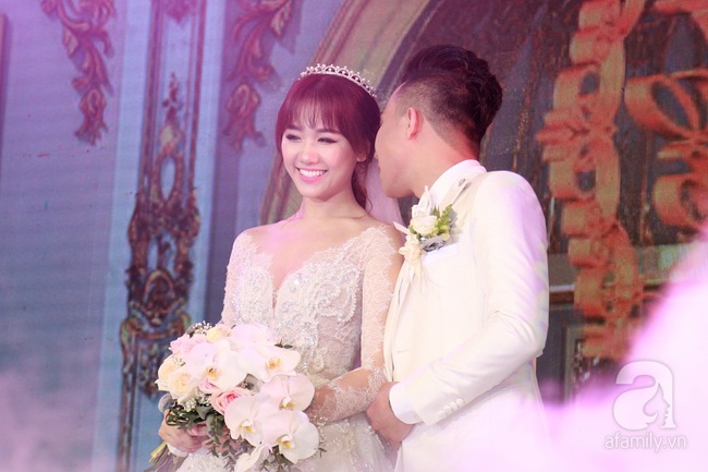 Trấn Th&agrave;nh đưa tay gạt nước mắt, Hari Won cười an ủi trong đ&aacute;m cưới cổ t&iacute;ch - Ảnh 5.