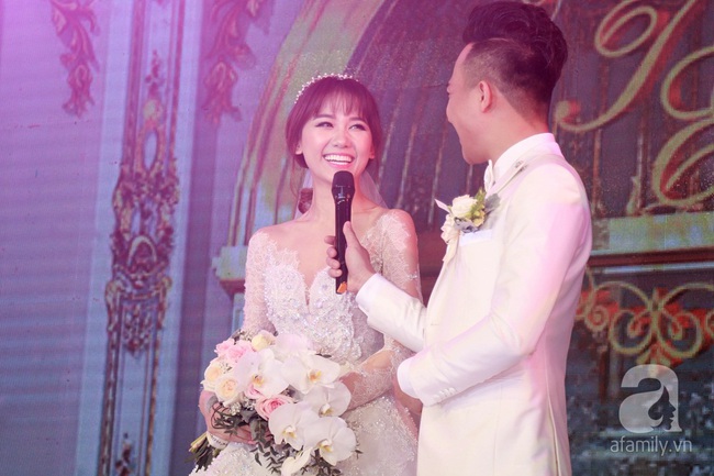 Trấn Th&agrave;nh đưa tay gạt nước mắt, Hari Won cười an ủi trong đ&aacute;m cưới cổ t&iacute;ch - Ảnh 6.
