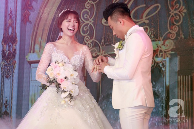 Trấn Th&agrave;nh đưa tay gạt nước mắt, Hari Won cười an ủi trong đ&aacute;m cưới cổ t&iacute;ch - Ảnh 7.