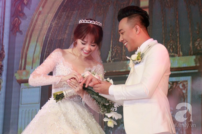Trấn Th&agrave;nh đưa tay gạt nước mắt, Hari Won cười an ủi trong đ&aacute;m cưới cổ t&iacute;ch - Ảnh 8.