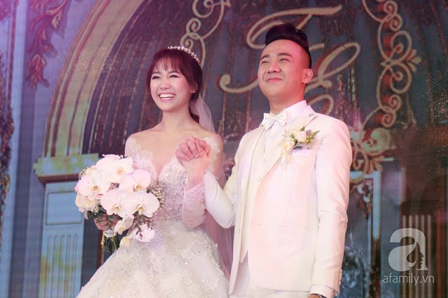 Trấn Th&agrave;nh đưa tay gạt nước mắt, Hari Won cười an ủi trong đ&aacute;m cưới cổ t&iacute;ch - Ảnh 9.