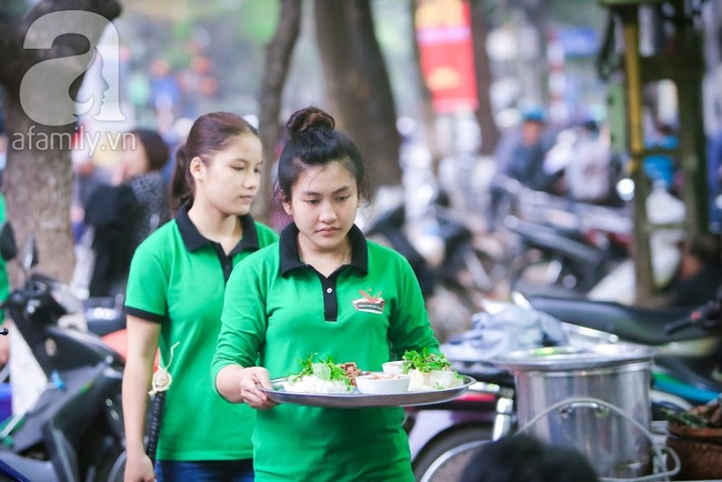 Hàng bánh cuốn chính hiệu Thanh Trì 70 tuổi của cô gái muôn năm cũ, hồn ở đâu bây giờ? - Ảnh 4.