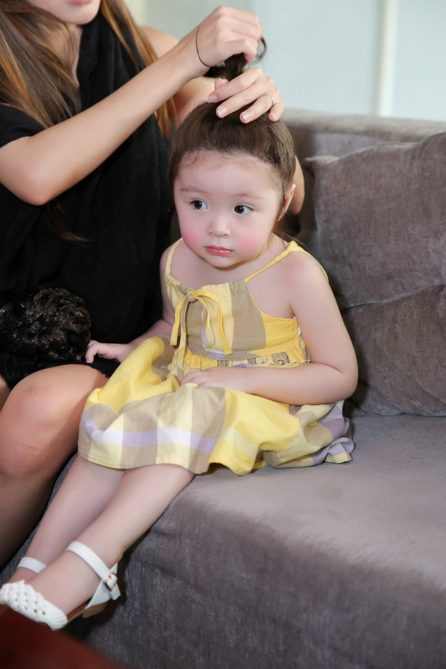 Con gái Elly Trần ngoan ngoãn để mẹ làm đẹp trong hậu trường chụp ảnh - Ảnh 3.