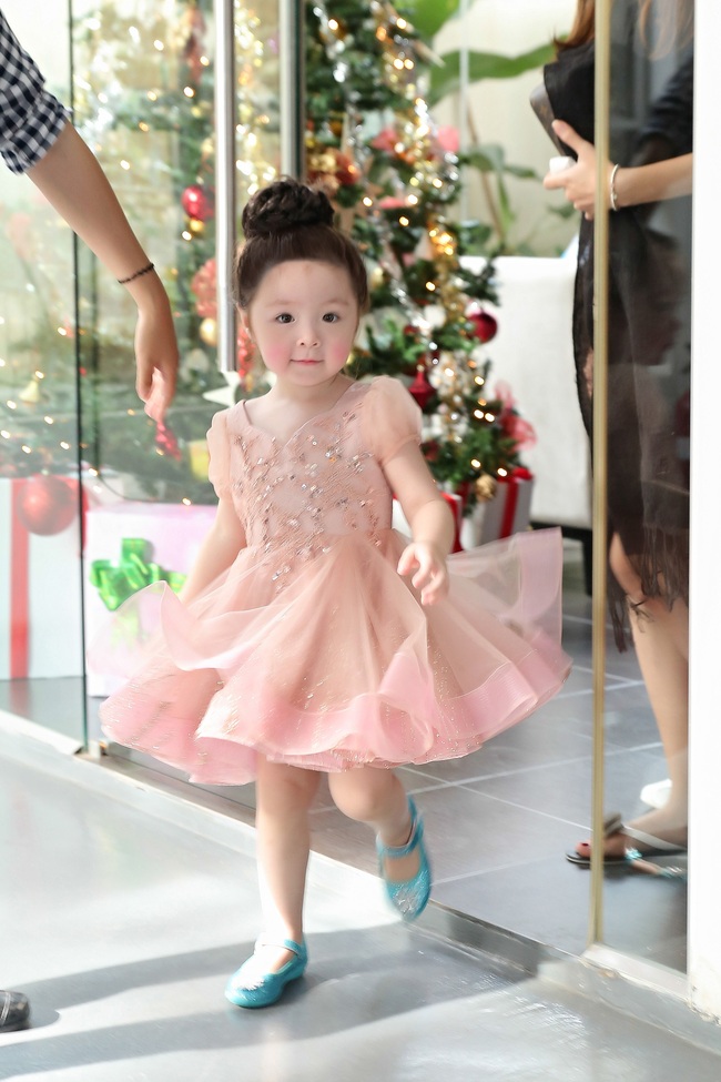 Con gái Elly Trần ngoan ngoãn để mẹ làm đẹp trong hậu trường chụp ảnh - Ảnh 1.