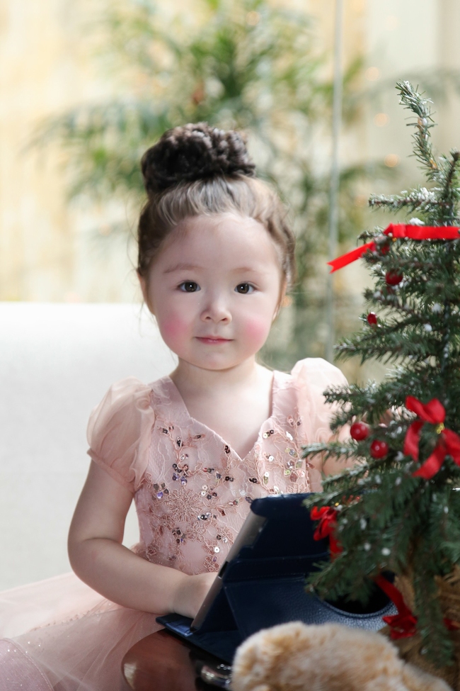 Con gái Elly Trần ngoan ngoãn để mẹ làm đẹp trong hậu trường chụp ảnh - Ảnh 6.