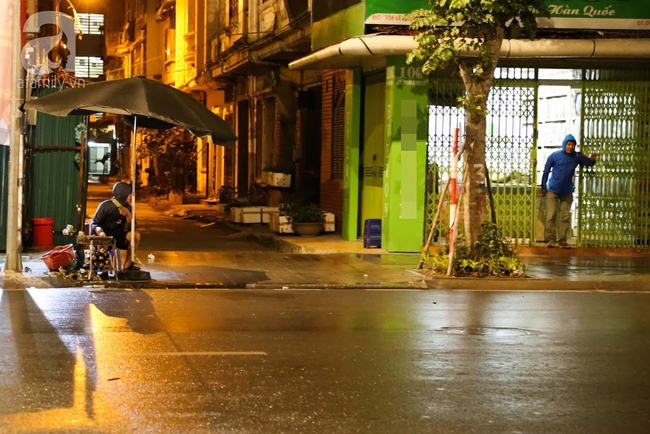 Chùm ảnh: Người dân Hà Nội co ro trong đêm mưa rét sau những ngày nắng nóng - Ảnh 10.