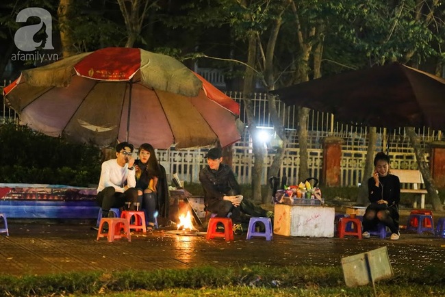 Chùm ảnh: Người dân Hà Nội co ro trong đêm mưa rét sau những ngày nắng nóng - Ảnh 5.