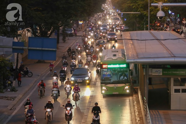 Trải nghiệm 1 chuyến bus BRT: Giờ cao điểm buýt nhanh chạy bằng buýt thường - Ảnh 2.