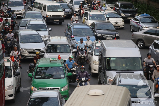 Chôn chân hàng giờ giữa biển xe mong thoát khỏi thành phố để đi nghỉ Tết Dương Lịch - Ảnh 21.