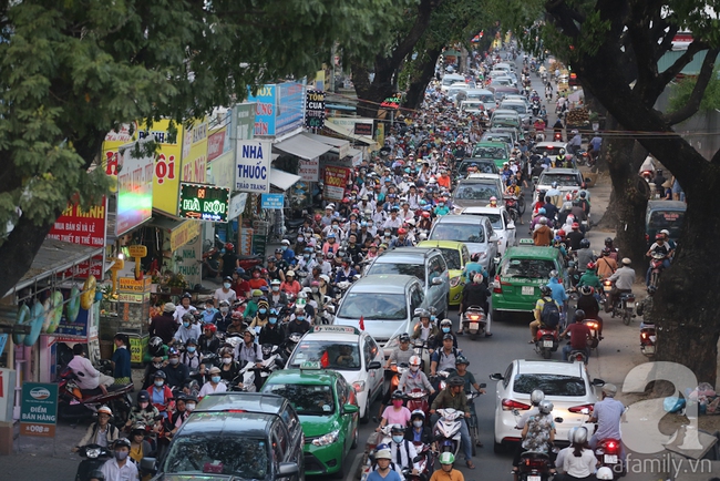 Chôn chân hàng giờ giữa biển xe mong thoát khỏi thành phố để đi nghỉ Tết Dương Lịch - Ảnh 19.