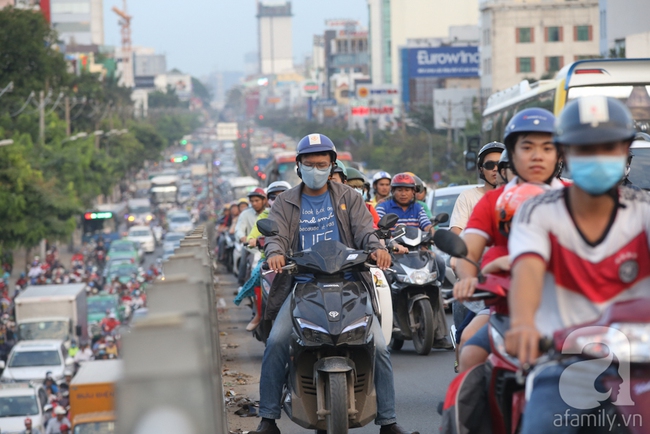 Chôn chân hàng giờ giữa biển xe mong thoát khỏi thành phố để đi nghỉ Tết Dương Lịch - Ảnh 13.