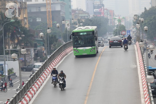 Xe buýt nhanh BRT ở Hà Nội chính thức đi vào vận hành sau thời gian thử nghiệm - Ảnh 16.