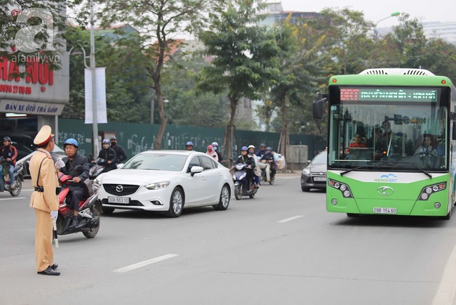 Xe buýt nhanh BRT ở Hà Nội chính thức đi vào vận hành sau thời gian thử nghiệm - Ảnh 10.