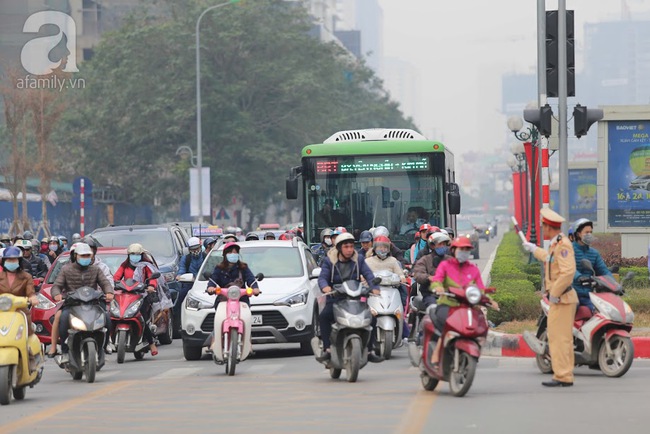 Xe buýt nhanh BRT ở Hà Nội chính thức đi vào vận hành sau thời gian thử nghiệm - Ảnh 11.