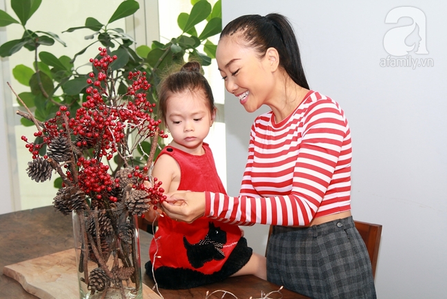 Tiểu thư nhà Đoan Trang đáng yêu cùng mẹ vui đùa trong ngày Giáng sinh - Ảnh 1.