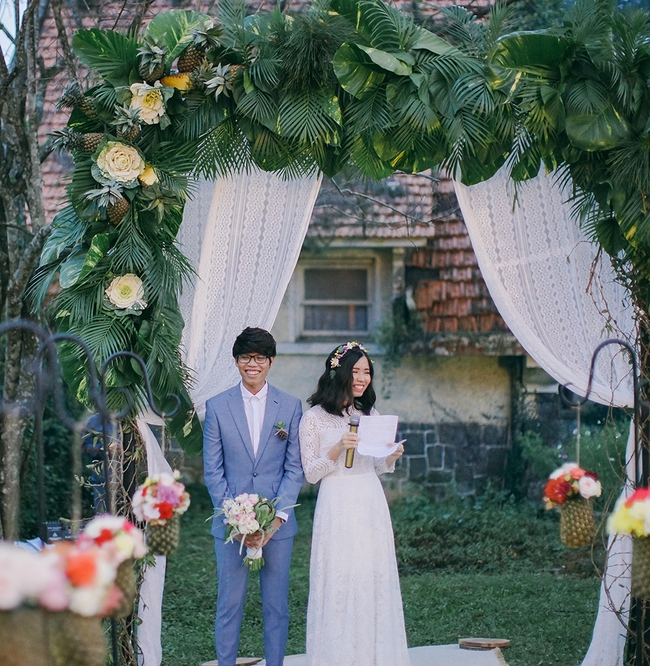 Trang trí lễ đính hôn ngoài trời theo phong cách nhiệt đới đẹp mê ly của cặp đôi Sài Gòn - Ảnh 3.