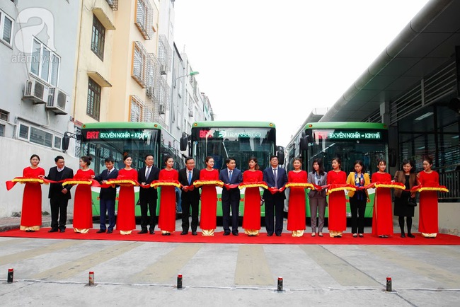 Xe buýt nhanh BRT ở Hà Nội chính thức đi vào vận hành sau thời gian thử nghiệm - Ảnh 1.