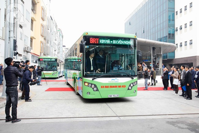 Xe buýt nhanh BRT ở Hà Nội chính thức đi vào vận hành sau thời gian thử nghiệm - Ảnh 2.