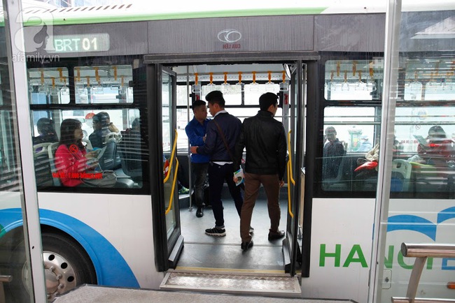 Xe buýt nhanh BRT ở Hà Nội chính thức đi vào vận hành sau thời gian thử nghiệm - Ảnh 4.
