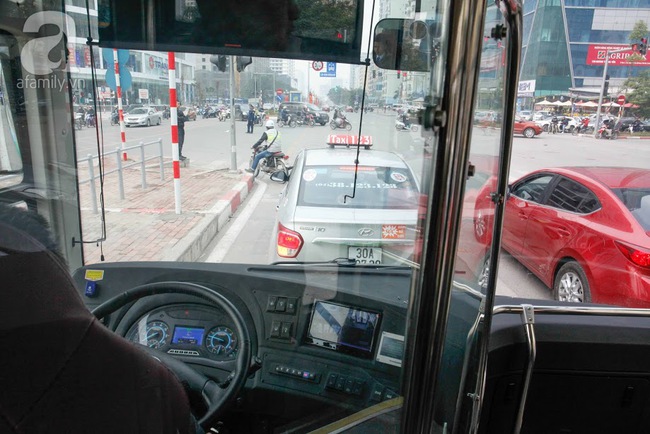 Xe buýt nhanh BRT ở Hà Nội chính thức đi vào vận hành sau thời gian thử nghiệm - Ảnh 8.