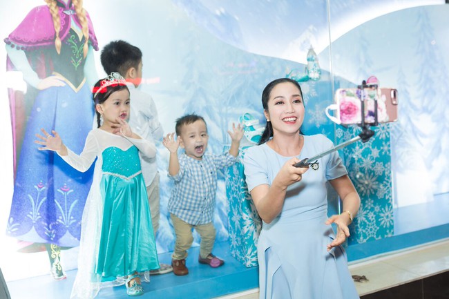 Ốc Thanh Vân tươi trẻ đi chọn quà Giáng sinh cho 3 con nhỏ - Ảnh 7.