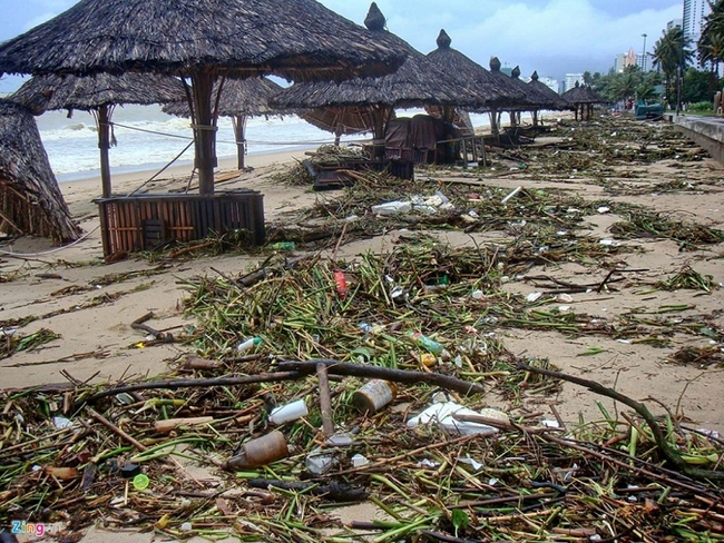 Ảnh: Bãi biển đẹp nhất thế giới biến thành bãi rác khổng lồ sau lũ - Ảnh 1.