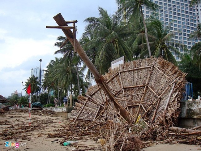 Ảnh: Bãi biển đẹp nhất thế giới biến thành bãi rác khổng lồ sau lũ - Ảnh 2.