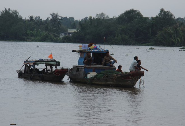 Chìm ghe trên sông Vàm Cỏ Đông, hai mẹ con mất tích - Ảnh 1.