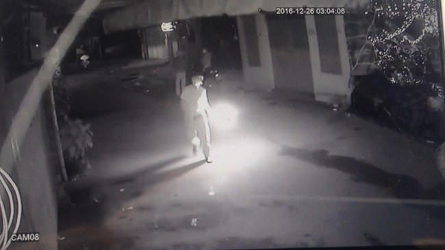Qu&aacute;n ốc ở S&agrave;i G&ograve;n bị n&eacute;m bom xăng l&uacute;c rạng s&aacute;ng - Ảnh 1.