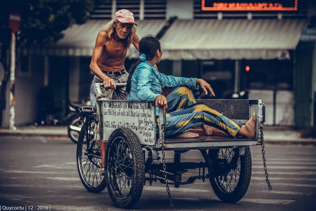  Cụ ông lái xe ba gác ở Sài Gòn: Lãng tử, phong trần và rất ngầu - Ảnh 1.
